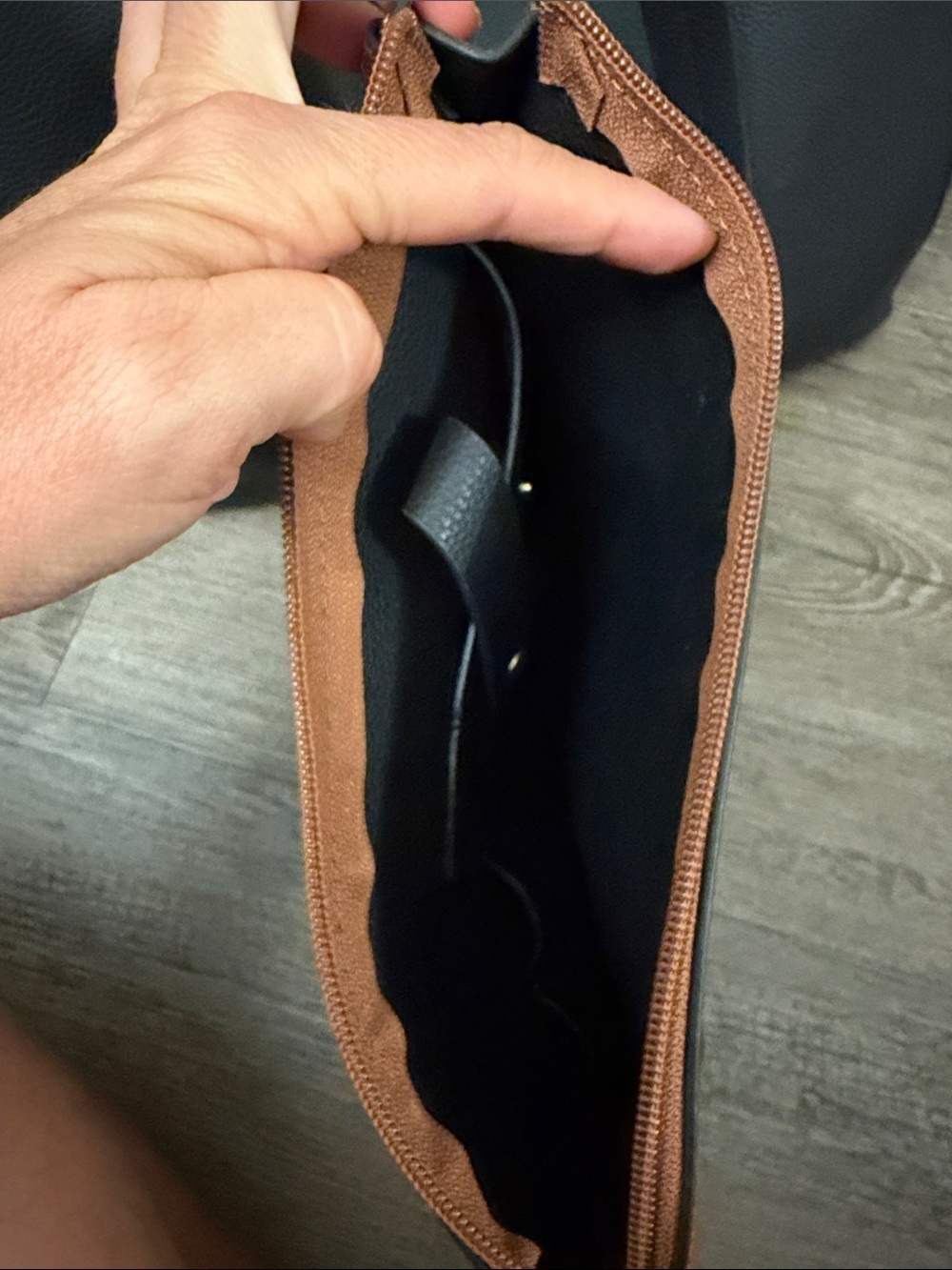 Tommy Bahama Black Large Tote Bag with Cognac Interior - Picture 5 of 8